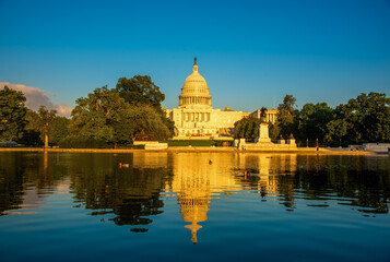 Obraz premium US Capitol reflected in reflecting pool at sunset in Washington DC
