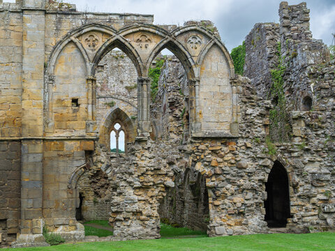 Detailansicht Easby Abbey mit sch&ouml;nen Fensterb&ouml;gen