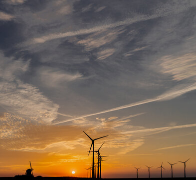 Alte Windm&uuml;hle und Windpark im Bereich von Eemshaven, Provinz Groningen 