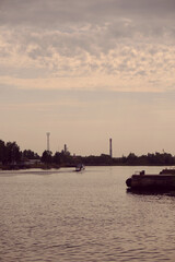 Naklejka premium The riverbank in the city.