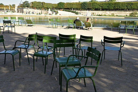 Chaises m&eacute;talliques au jardin des Tuileries &agrave; Paris. France