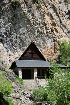 Ermita de San Mauricio, en monta&ntilde;a construida al pie de una pared rocosa, Pirineos, Catalu&ntilde;a.