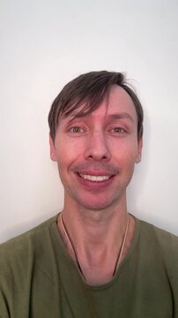 homem c&ocirc;migo faz exercicios fonoaudiologo faciais para produ&ccedil;&atilde;o da voz 