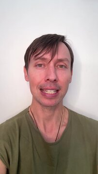 homem c&ocirc;migo faz exercicios fonoaudiologo faciais para produ&ccedil;&atilde;o da voz 