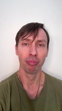 homem c&ocirc;migo faz exercicios fonoaudiologo faciais para produ&ccedil;&atilde;o da voz 