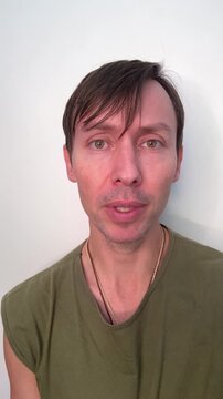homem c&ocirc;migo faz exercicios fonoaudiologo faciais para produ&ccedil;&atilde;o da voz 