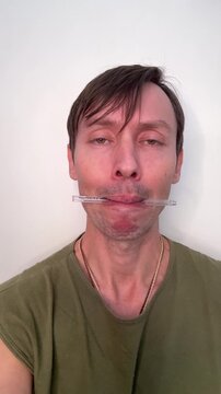 homem c&ocirc;migo faz exercicios fonoaudiologo faciais para produ&ccedil;&atilde;o da voz 
