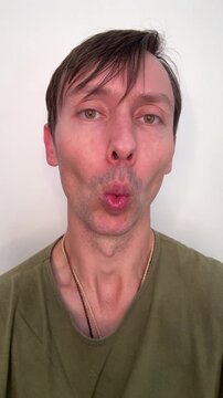 homem c&ocirc;migo faz exercicios fonoaudiologo faciais para produ&ccedil;&atilde;o da voz 
