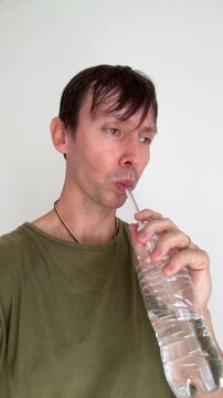 homem c&ocirc;migo faz exercicios fonoaudiologo faciais para produ&ccedil;&atilde;o da voz 