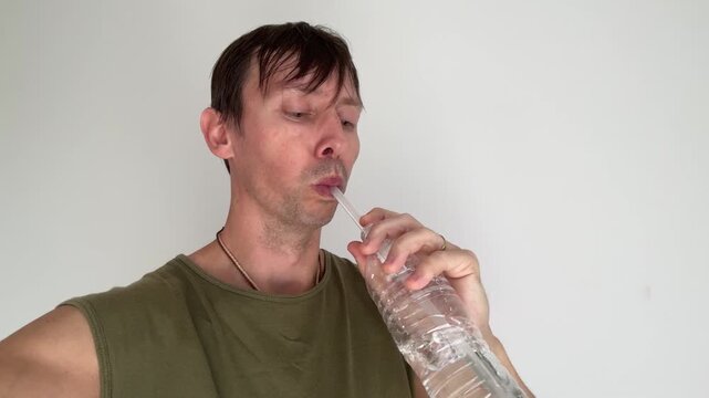 homem c&ocirc;migo faz exercicios fonoaudiologo faciais para produ&ccedil;&atilde;o da voz 