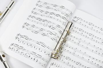 Arrangement of a sheet music and parts of a transverse flute © Robert