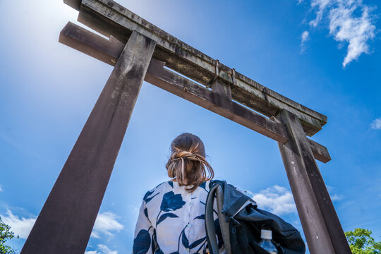 Mujer turista admirando una gran puerta torii en su viaje por Jap&oacute;n