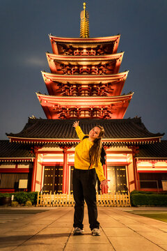 Turista mujer disfrutando su visita por Tokio, Jap&oacute;n, contemplando la pagoda del templo senso-ji