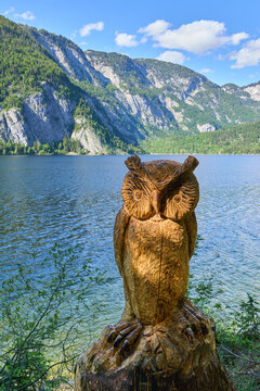 Schnitzkunst, Eule am Altausseer See, Ausseerland Salzkammergut, &Ouml;sterreich