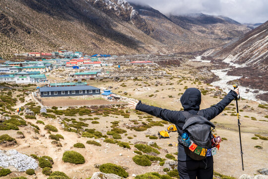 Senderista admirando las vistas del pueblito de Dingboche, en los Himalayas de Nepal. Camino al Campamento Base del Everest.