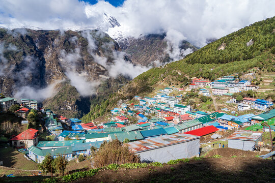 Hermosas vistas del pueblo de Namche Bazaar, en la regi&oacute;n del Everets, en los himalayas de Nepal