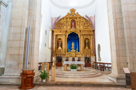 Central and main altar in the church and convent of Grace of the Augustinian order, Torres Vedras, Portugal.
