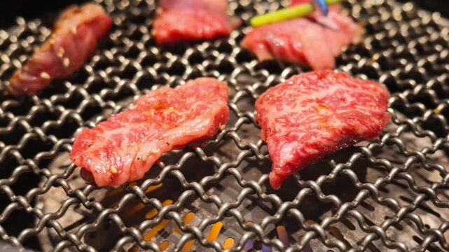 網焼きで香ばしく焼ける霜降り和牛の焼肉クローズアップ