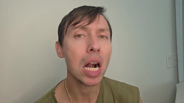 homem c&ocirc;migo faz exercicios fonoaudiologo faciais para produ&ccedil;&atilde;o da voz 