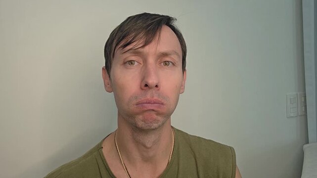 homem c&ocirc;migo faz exercicios fonoaudiologo faciais para produ&ccedil;&atilde;o da voz 