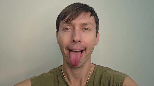 homem c&ocirc;migo faz exercicios fonoaudiologo faciais para produ&ccedil;&atilde;o da voz 
