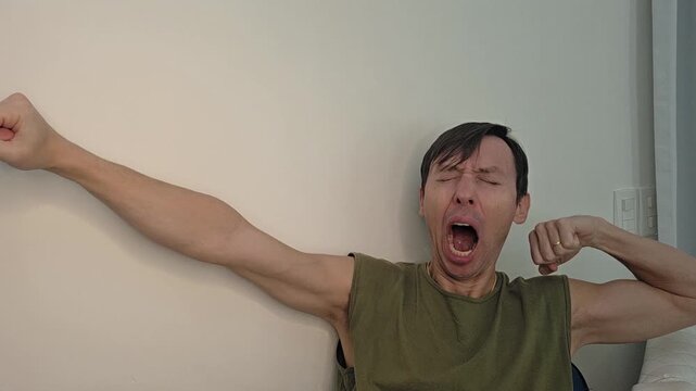 homem com muito sono bocejando 