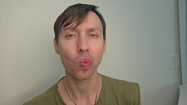 homem c&ocirc;migo faz exercicios fonoaudiologo faciais para produ&ccedil;&atilde;o da voz 