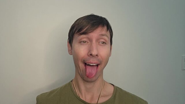 homem c&ocirc;migo faz exercicios fonoaudiologo faciais para produ&ccedil;&atilde;o da voz 