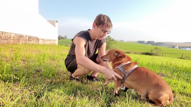 homem passeando com cachorro caramelo , ado&ccedil;&atilde;o responsavel 