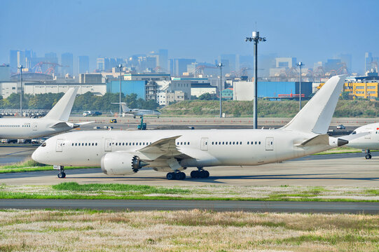整備場付近の駐機エリアに並ぶ白無地の旅客機/Plain White Airliners Parked Near the Maintenance Area