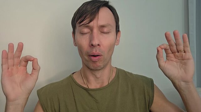 homem c&ocirc;migo faz exercicios fonoaudiologo faciais para produ&ccedil;&atilde;o da voz 