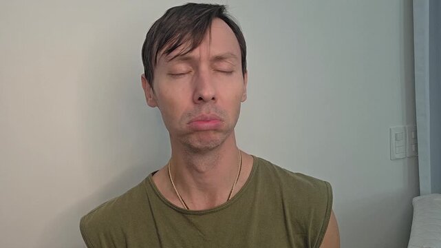 homem c&ocirc;migo faz exercicios fonoaudiologo faciais para produ&ccedil;&atilde;o da voz 