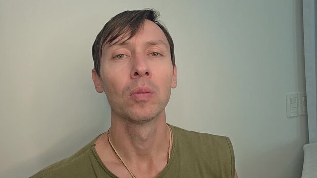 homem c&ocirc;migo faz exercicios fonoaudiologo faciais para produ&ccedil;&atilde;o da voz 