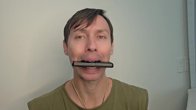 homem c&ocirc;migo faz exercicios fonoaudiologo faciais para produ&ccedil;&atilde;o da voz 