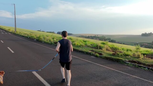 homem passeando com cachorro caramelo , ado&ccedil;&atilde;o responsavel 