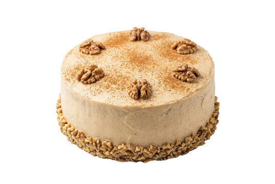 Un delicioso pastel de caf&eacute; y nueces decorado con mitades de nuez enteras y espolvoreado con canela, presentado sobre un fondo blanco limpio, ideal para celebraciones, reposter&iacute;a y men&uacute;s de postres.