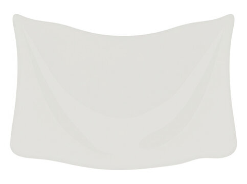 Ein minimalistischer, hellgrauer Stoffvorhang mit sanften Falten, der vor einem rein wei&szlig;en Hintergrund h&auml;ngt und eine saubere, elegante Textur f&uuml;r kreative Hintergr&uuml;nde oder Design-Projekte bietet.