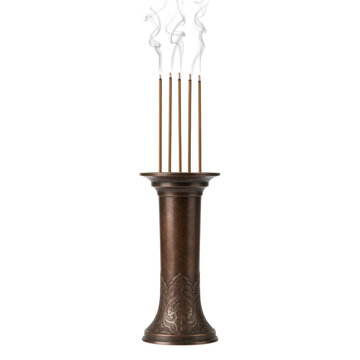 Incens&aacute;rio de bronze decorado com cinco varetas de incenso acesas liberando fuma&ccedil;a suave, isolado em fundo branco para conceitos de medita&ccedil;&atilde;o e bem-estar.