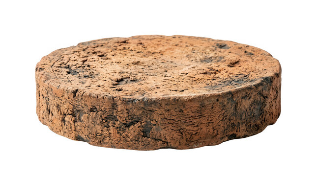 Une brique ronde en terre cuite artisanale avec une texture rugueuse et poreuse, isol&eacute;e sur un fond blanc pur, id&eacute;ale pour des projets de construction, de design d'int&eacute;rieur ou de d&eacute;coration rustique.