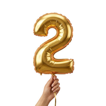 Une main tenant un ballon en aluminium dor&eacute; en forme de chiffre deux, isol&eacute; sur un fond blanc pur, parfait pour c&eacute;l&eacute;brer un deuxi&egrave;me anniversaire, un &eacute;v&eacute;nement sp&eacute;cial ou une &eacute;tape importante.