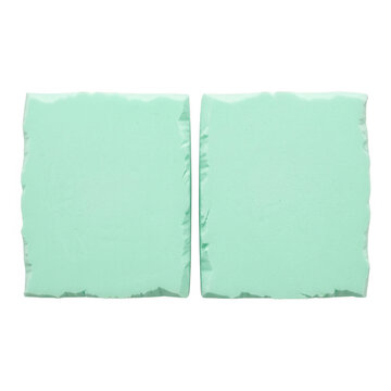 Deux blocs rectangulaires de p&acirc;te &agrave; modeler vert menthe avec des bords textur&eacute;s et irr&eacute;guliers, pr&eacute;sent&eacute;s c&ocirc;te &agrave; c&ocirc;te sur un fond blanc pur, parfaits pour des projets cr&eacute;atifs ou des textures