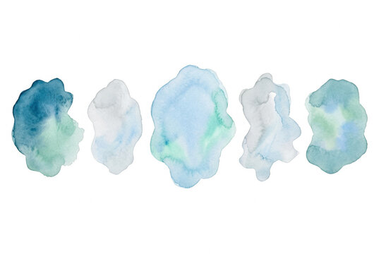 Ensemble de cinq taches de peinture aquarelle abstraites dans des tons de bleu, vert et gris, avec des textures fluides et des bords doux, isol&eacute;es sur un fond blanc pur pour des projets cr&eacute;atifs.