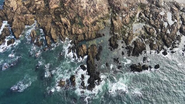 Praia mar a bater nas rochas vista aerea drone calma