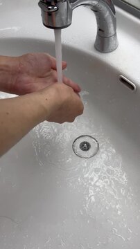 繰り返し手を洗う男性
