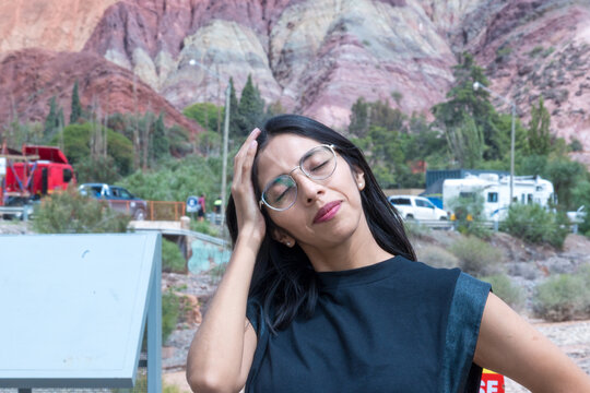 Turistas en plano americano frente al Cerro de los Siete Colores en Purmamarca, Jujuy