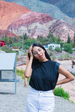 Turistas en plano americano frente al Cerro de los Siete Colores en Purmamarca, Jujuy