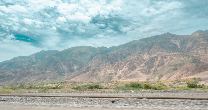 Cerros y v&iacute;as ferroviarias junto a la Ruta Nacional 9 camino a Tilcara, Jujuy, Argentina