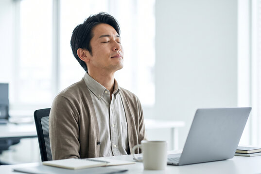 PC作業中に目を閉じてリラックスする男性 Generative AI