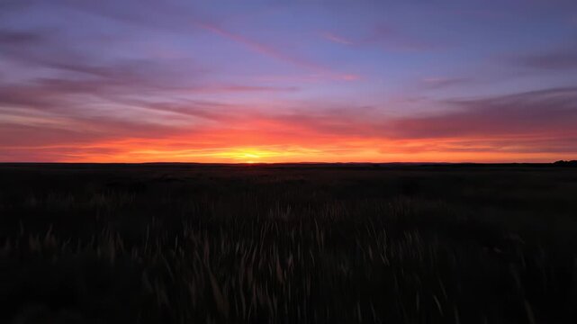The natural scenery of the sunset over the fields and the beautiful sunset over the grassland are delayed