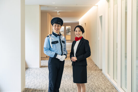 ロビーに立つ警備員とスタッフ。ホテル、ホテリエ、警備、セキュリティ、防犯、安全、仕事、施設、企業